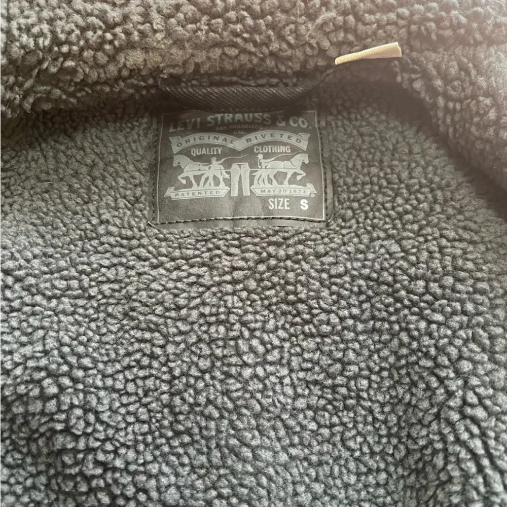 Levi's Black Sherpa Lined Denim Jacket - Picture 5 of 11